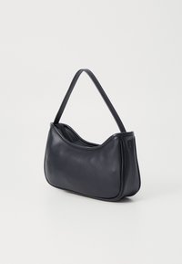 Fekete bőr kézitáska ívelt sziluettel és egyetlen pánttal. Simább textúra és diszkrét varrási részletek a széleken.