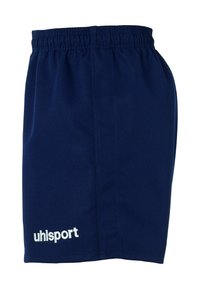 Navyblauwe sportshorts van lichtgewicht stof, met een elastische tailleband en een wit "uhlsport" logo aan de linkeronderkant.