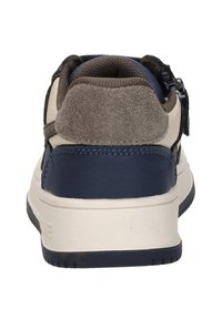 Sneaker met een beige canvas bovenwerk, een bruine suede accent en een marineblauwe synthetische hiel. Beschikt over een gestructureerd oppervlak en een gevoerde kraag.