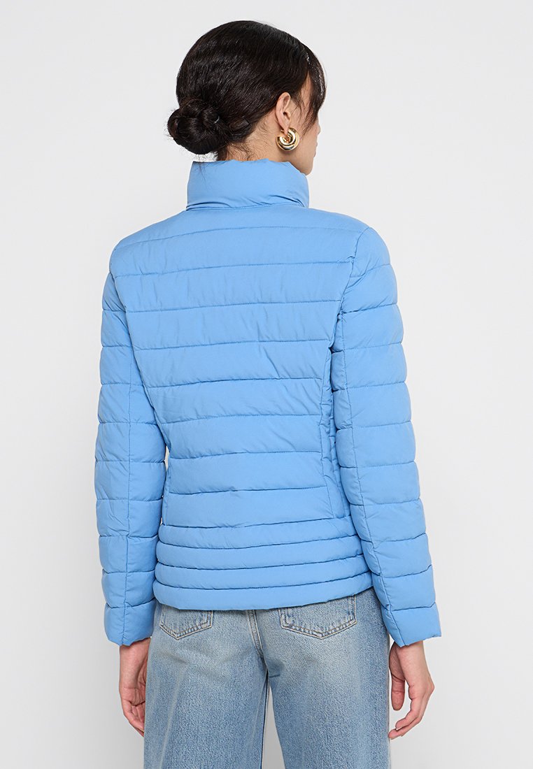 Himmelblaues Puffer-Jackett mit hohem Kragen, horizontal gestepptem Design und taillierter Form mit glatter Textur.