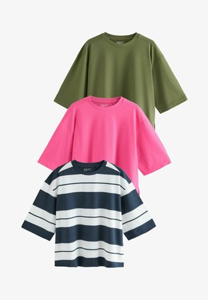 Tris marškinėlių: alyvos žalios, ryškiai rožinės ir tamsiai mėlynos spalvos su baltais dryžiais. Visi su trumpomis rankovėmis ir apvalia iškirpte. Medvilniniai.