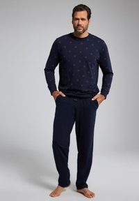 Navy Pyjama-Set mit langärmeligem Oberteil, das rote kreisförmige Muster aufweist, und passenden einfarbigen Hosen aus weichem Stoff mit elastischem Bund.