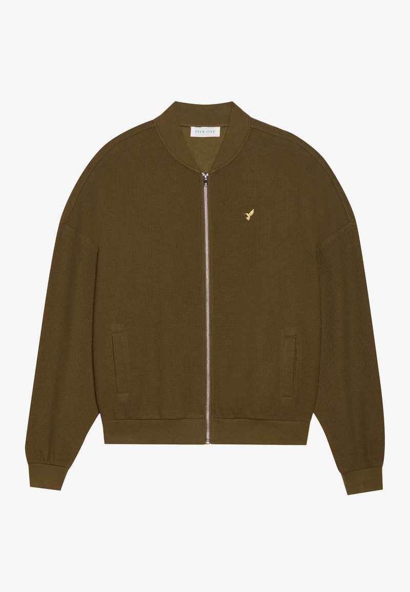 Olivgrüne Zip-Jacke aus strukturiertem Stoff mit einem gerippten Kragen, Bündchen und Saum, versehen mit einem kleinen goldenen Logo auf der Brust.