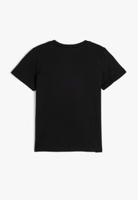 Sort kortærmet t-shirt lavet af bomuld med rund hals. Simpelt design og glat tekstur uden synlige grafikker eller mønstre.