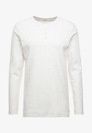 Langarm-weißer Henley-Pullover aus strukturiertem Stoff, mit rundem Halsausschnitt und einer Knopfleiste mit vier beigen Knöpfen.