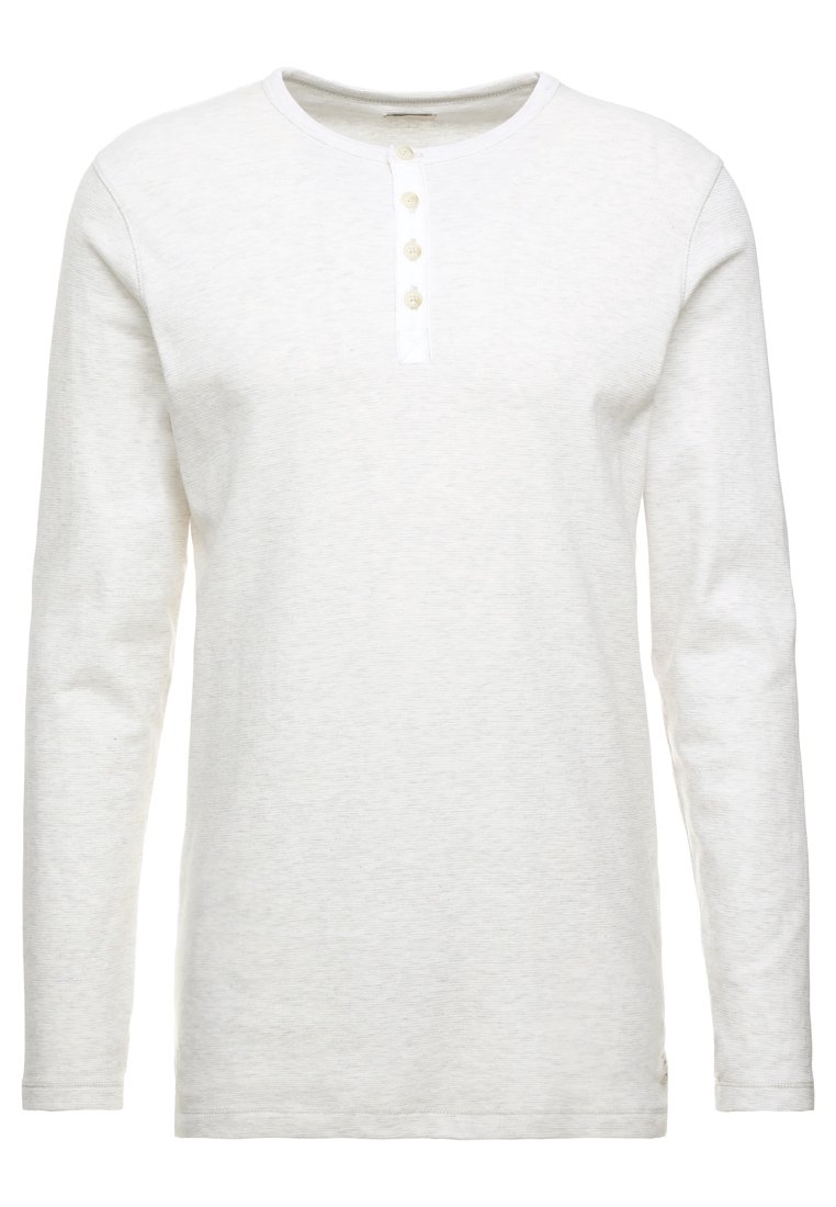 Biała koszulka henley z długim rękawem, wykonana z teksturowanej tkaniny, z okrągłym dekoltem i czterema guzikami w beżowym kolorze.