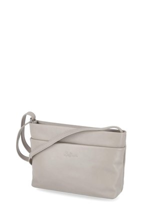 Lichtgrijze rechthoekige crossbodytas met verstelbare riem en subtiele geperste merknaam aan de voorkant.