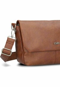 Borsa a tracolla in pelle marrone con pattina pieghevole, hardware in argento e tracolla regolabile. Texture liscia con dettagli di cucitura discreti.