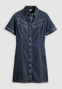 Donkerblauw denim jurkjurkje met korte mouwen, puntige kraag, knoopsluiting aan de voorkant, en twee borstzakken met zichtbare stikdetails.