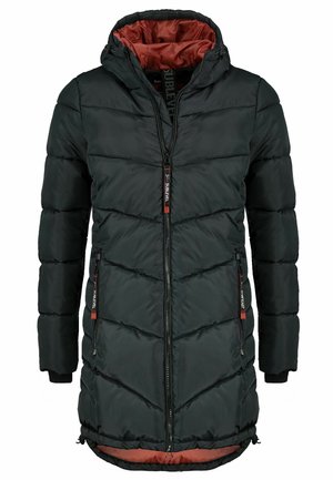 Longue doudoune noire à capuche avec doublure matelassée rouge, fermeture éclair à l'avant, poches latérales zippées et poignets côtelés.