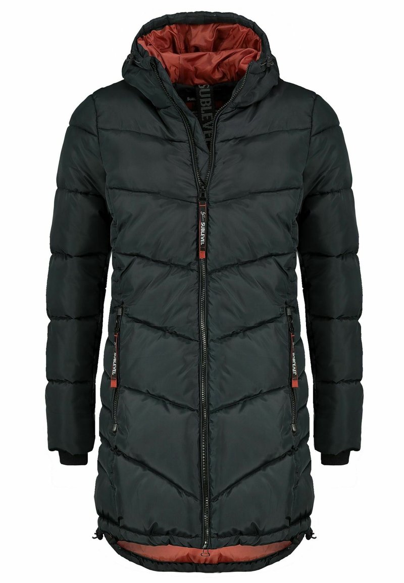 Longue doudoune noire à capuche avec doublure matelassée rouge, fermeture éclair à l'avant, poches latérales zippées et poignets côtelés.