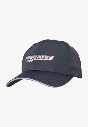 Melns beisbola cepure ar izliekto uzdēļu, uz kuras priekšpuses ir daudzkrāsains "KARL KANI 1989" logo un kontrastējoša gaiši zilā apdare.