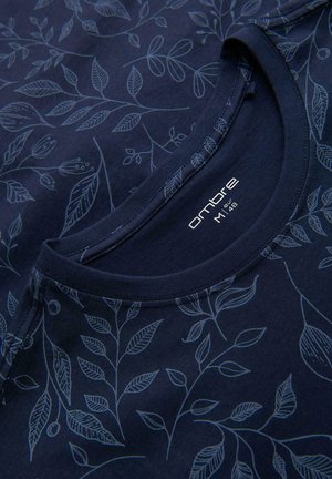 Marineblauw T-shirt met een patroon van lichtblauwe botanische bladeren en bloemen, ronde hals, maat M, merklabel "ombre" zichtbaar aan de binnenzijde.