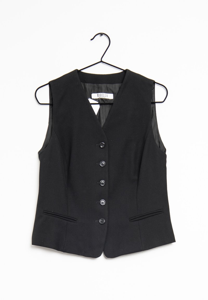 Gilet noir sans manches boutonné avec col en V et poches latérales suspendu sur un cintre noir sur fond blanc.