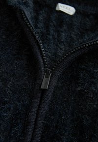 Unselected, black