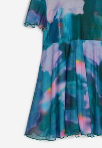 Een lichtgewicht, teal jurk met een bloemenpatroon, voorzien van volants mouwen en een geplooide rok. De stof heeft een transparante, gladde textuur.