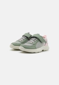 Grüne und graue Sportschuhe mit Netzpaneelen, verstellbarem Riemen und pinken Akzenten. Entworfen mit einer strukturierten Sohle für Griffigkeit und Komfort.