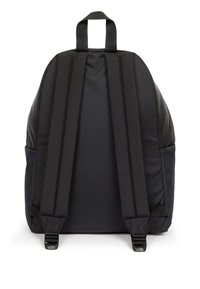 Sac à dos noir avec une finition en tissu lisse, des bretelles rembourrées réglables et une poignée en haut. Design élégant et minimaliste avec aucun logo visible.