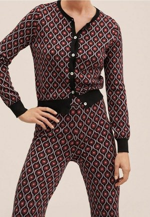 Cardigan en tricot à motif rouge et noir avec un col rond, une fermeture à boutons à l'avant et des poignets côtelés, associé à un pantalon ajusté assorti.
