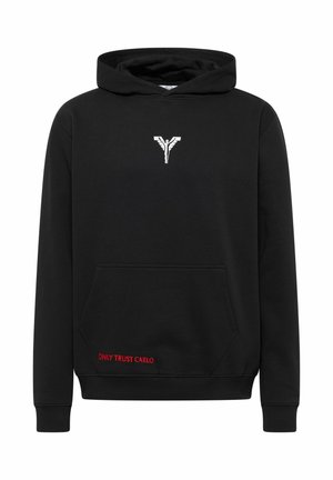 Zwarte hoodie met een voorzak, featuring een wit logo op de borst en rode tekst "ONLY TRUST CARLO" nabij de zak. Zachte stof.