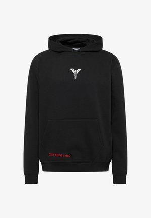 Zwarte hoodie met een voorzak, featuring een wit logo op de borst en rode tekst "ONLY TRUST CARLO" nabij de zak. Zachte stof.