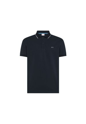 Marineblauw poloshirt met korte mouwen, witte bies aan de kraag, driesluitingsknopen en een klein wit logo op de linkerbovenborst.