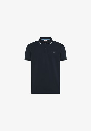 Polo bleu marine à manches courtes avec bordure blanche sur le col, patte de boutonnage à trois boutons et petit logo blanc sur la poitrine gauche.