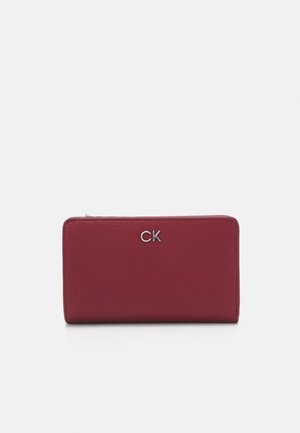 Calvin Klein, DAILY MEDIUM BIFOLD - Monedero - biking red