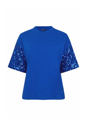 Chemise bleue à manches courtes avec de larges manches ornées de sequins bleus brillants, col rond et coupe décontractée.
