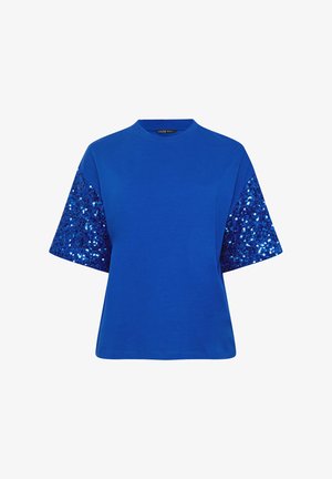 Chemise bleue à manches courtes avec de larges manches ornées de sequins bleus brillants, col rond et coupe décontractée.