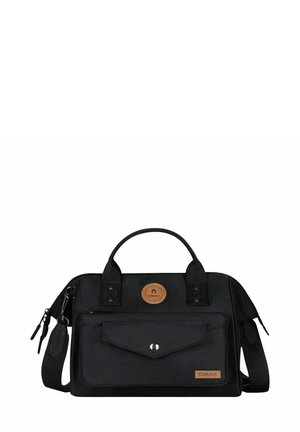 Schwarze Handtasche mit zwei Griffen, verstellbarem Schulterriemen, Fronttasche mit Druckknopfverschluss und einem runden Lederlogo-Patch.