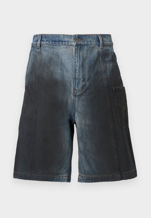 Short en jean avec un dégradé noir vers bleu délavé, bouton et zip à l'avant, passants pour ceinture et une grande poche latérale avec des détails cousus.