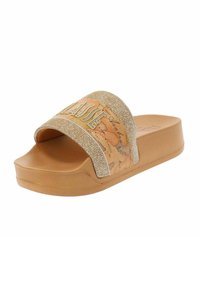 Sandalo slide con suola in gomma color beige, cinturino glitterato oro con un design decorativo a mappa e scritte audaci sulla parte superiore.