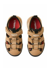 Beżowe buty do wspinaczki z czarnymi i czerwonymi akcentami, z siateczkowymi panelami, rzepem oraz gumowymi podeszwami zapewniającymi przyczepność i trwałość.