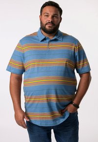 Polo à manches courtes pour homme en bleu, avec des rayures horizontales orange et vert. Fabriqué en tissu doux avec un col et une patte de boutonnage à trois boutons.