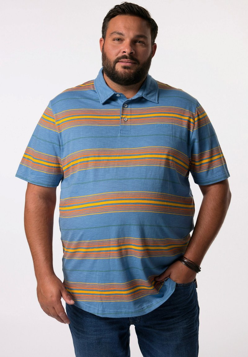 Polo à manches courtes pour homme en bleu, avec des rayures horizontales orange et vert. Fabriqué en tissu doux avec un col et une patte de boutonnage à trois boutons.