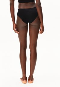 Zwarte hoge taille slips met een gladde textuur en minimalistisch ontwerp, voorzien van een brede tailleband en zonder zichtbare versieringen.