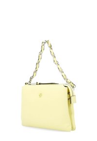 Borsa a mano gialla in pelle con una texture liscia, dotata di una maniglia a catena in argento e una chiusura con zip nella parte superiore. Logo in rilievo sul davanti.