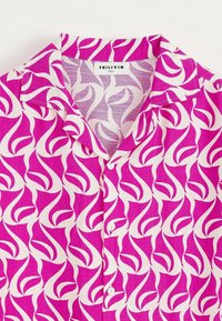 Chemise à boutons pour homme, taille médium, avec un motif abstrait tourbillonnant rose et blanc et un col, l'étiquette indique "FRILIVIN".