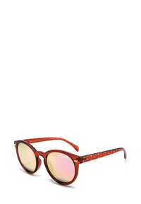 Kulaté sluneční brýle s červeným mramorovaným rámečkem, zrcadlovými růžovými skly a tečkovaným zdobením na nožičkách. Lehce plastové provedení.