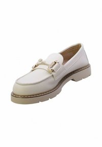 Mocassino bianco in pelle con finitura testurizzata, dotato di fibbie in metallo e suola spessa in gomma con scanalature orizzontali per una migliore aderenza.