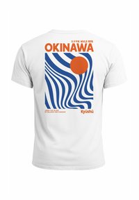 Weißes T-Shirt mit einem grafischen Design, das blaue wellenförmige Linien und einen orangefarbenen Kreis zeigt, beschriftet mit "OKINAWA" und "Kyūshū." Der Text enthält japanische Zeichen.
