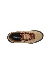 Scarpa sportiva beige con accenti marroni, tomaia strutturata e suola in gomma nera. Presenta lacci e una soletta con marchio.