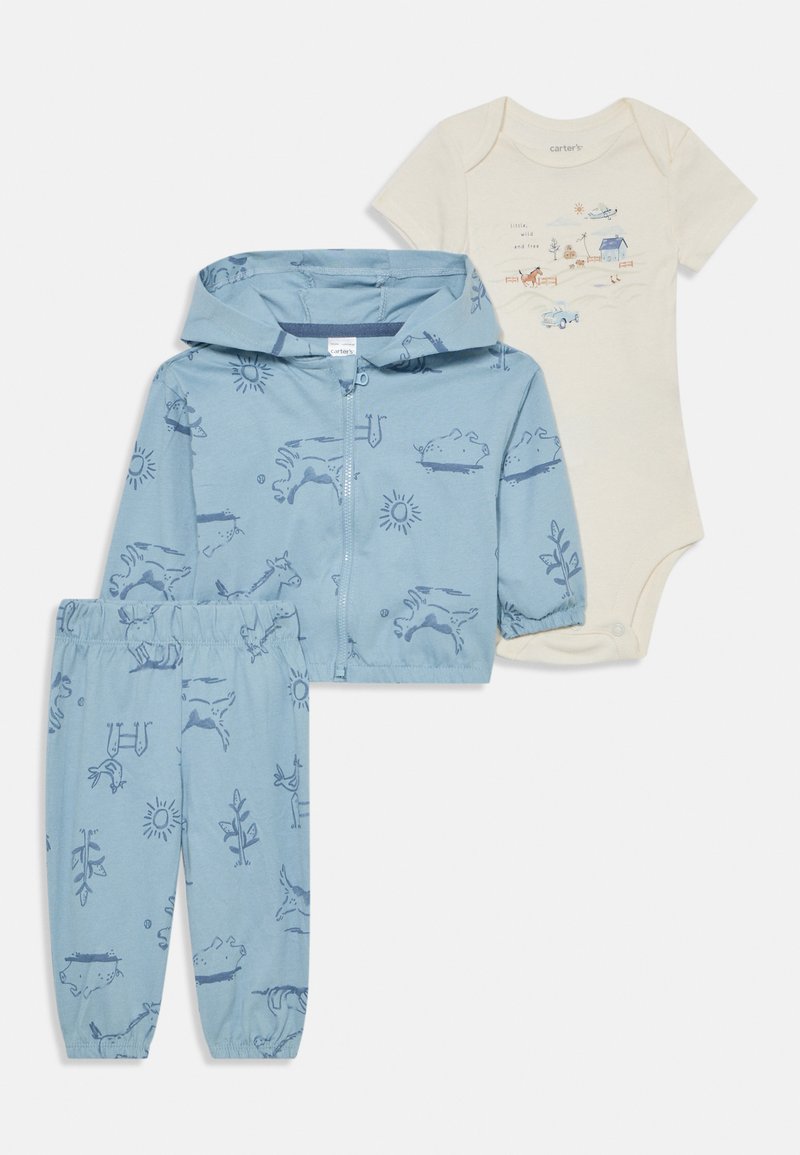 Dreiteiliges Kinder-Outfit: Hellblaues Zip-Hoodie und Hose mit Tiermustern, ergänzt durch einen cremfarbenen Kurzarm-Body.