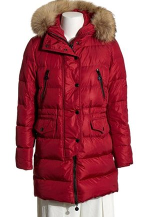 Abrigo de invierno acolchado rojo hasta la rodilla con capucha con ribete de piel, cremallera negra y cierres de botones, y cuatro bolsillos delanteros en un maniquí blanco.
