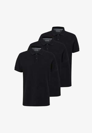 Tre sorte kortærmede poloshirts med kraver og tre-knaps stolpe, arrangeret i et forskudt overlappende layout.