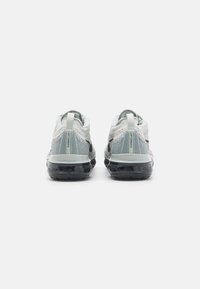 Nike Sportswear AIR VAPORMAX 2023 FLYKNIT - Trainers - light silver/smoke grey/picante red/anthracite
