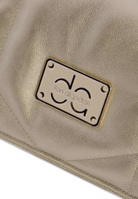 Bolso de mano metálico dorado con un acabado de cuero texturizado, costuras anguladas y una placa rectangular con el logotipo en letras en relieve.