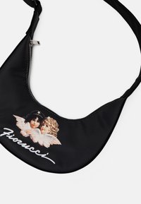 Borsa a spalla nera in nylon con forma curva, caratterizzata da un design stampato di due cherubini e testo bianco "Fiorucci". Include una chiusura con zip.