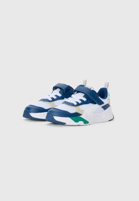 Zapatillas deportivas en azul y blanco con una mezcla de malla y materiales sintéticos, presentando una correa de Velcro, acentos verdes y una suela texturizada.